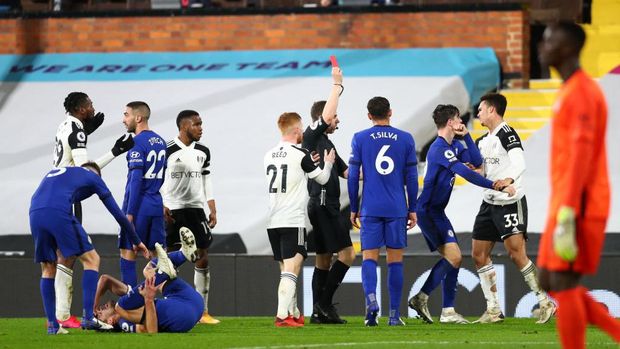 LONDON, ENGLAND - JANUARY 16: Antonee Robinson of Fulham is shown a red card and sent off by referee Peter Bankes after a foul on Cesar Azpilicueta of Chelsea during the Premier League match between Fulham and Chelsea at Craven Cottage on January 16, 2021 in London, England. Sporting stadiums around England remain under strict restrictions due to the Coronavirus Pandemic as Government social distancing laws prohibit fans inside venues resulting in games being played behind closed doors. (Photo by Clive Rose/Getty Images)