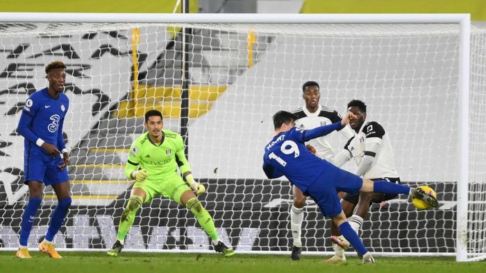 1296731147 LONDON, ENGLAND - JANUARY 16: Mason Mount of Chelsea scores their sides first goal during the Premier League match between Fulham and Chelsea at Craven Cottage on January 16, 2021 in London, England. Sporting stadiums around England remain under strict restrictions due to the Coronavirus Pandemic as Government social distancing laws prohibit fans inside venues resulting in games being played behind closed doors. (Photo by Mike Hewitt/Getty Images)