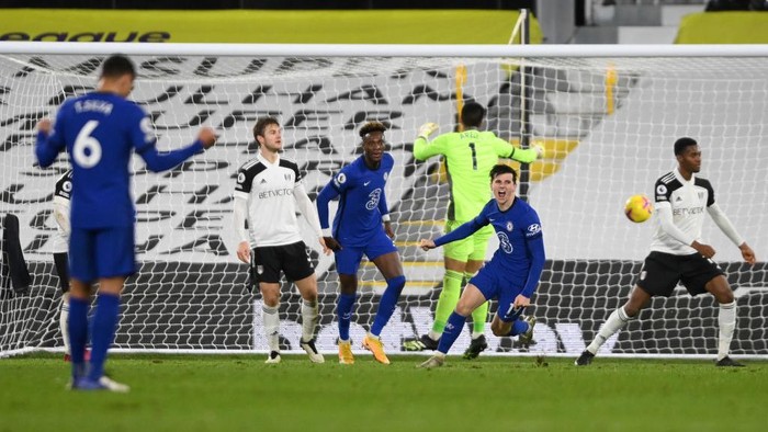 LONDON, ENGLAND - JANUARY 16:  Mason Mount of Chelsea celebrates after scoring their sides first goal during the Premier League match between Fulham and Chelsea at Craven Cottage on January 16, 2021 in London, England. Sporting stadiums around England remain under strict restrictions due to the Coronavirus Pandemic as Government social distancing laws prohibit fans inside venues resulting in games being played behind closed doors. (Photo by Mike Hewitt/Getty Images)