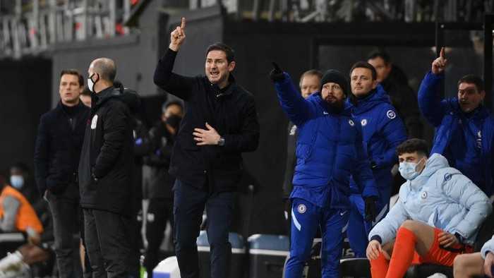 LONDON, ENGLAND - JANUARY 16: Frank Lampard, Manager of Chelsea his team instructions during the Premier League match between Fulham and Chelsea at Craven Cottage on January 16, 2021 in London, England. Sporting stadiums around England remain under strict restrictions due to the Coronavirus Pandemic as Government social distancing laws prohibit fans inside venues resulting in games being played behind closed doors. (Photo by Mike Hewitt/Getty Images)