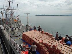 Angkut Bantuan Korban Gempa, 3 Kapal Perang TNI AL Tiba di Mamuju