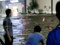 Banjir Air Laut Pasang di Kawasan Mantos Manado Surut, Sampah Dibersihkan