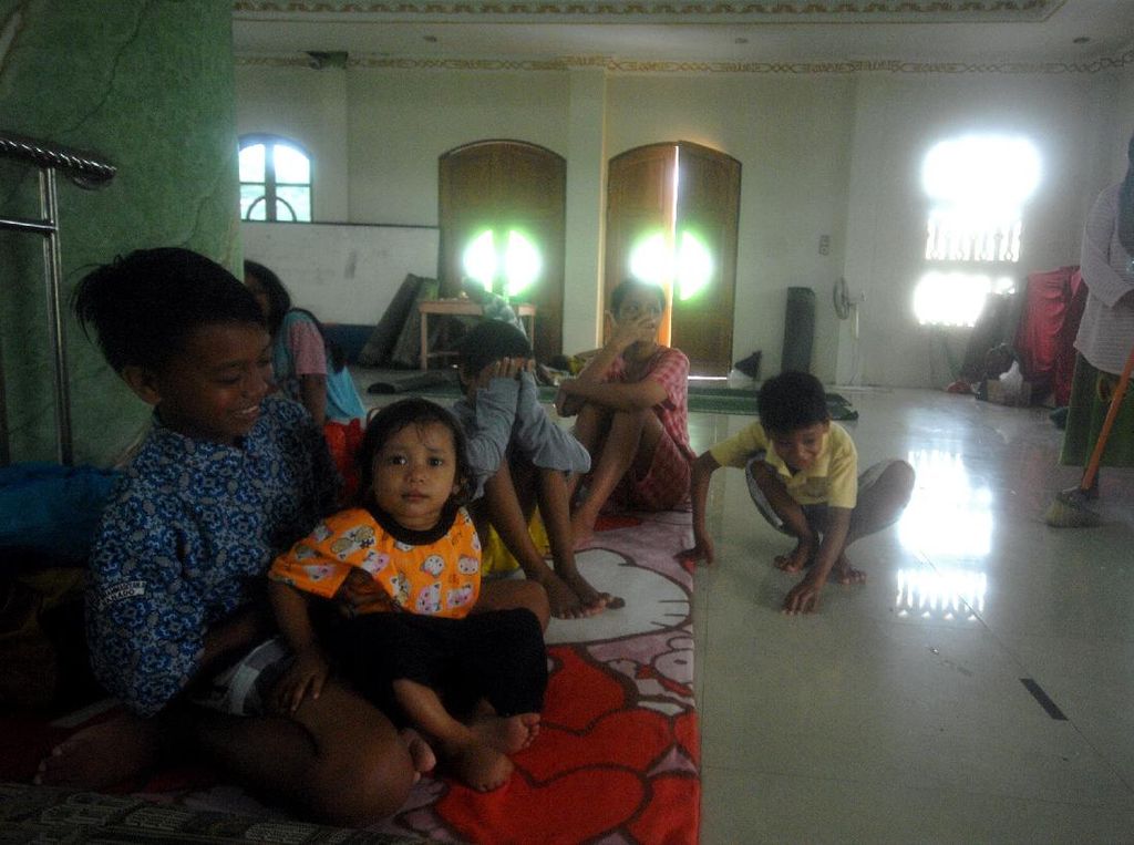 Banjir Rendam Manado, Warga Mengungsi di Masjid Banjir Rendam Manado, Warga Mengungsi di Masjid