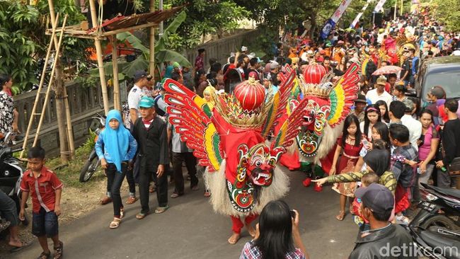 Barong Kemiren Selalu Ditarikan Pada Ritual Adat dan Hajatan Barong Kemiren Selalu Ditarikan Pada Ritual Adat dan Hajatan