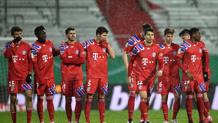KIEL, GERMANY - JANUARY 13: Thomas Mueller, Alphonso Davies, Lucas Hernandez, Benjamin Pavard of Bayern Munich look on as teammate Marc Roca walks to take his teams sixth penalty during the shoot out during the DFB Cup second round match between Holstein Kiel and Bayern Muenchen at Wunderino Arena on January 13, 2021 in Kiel, Germany. Sporting stadiums around Germany remain under strict restrictions due to the Coronavirus Pandemic as Government social distancing laws prohibit fans inside venues resulting in games being played behind closed doors. (Photo by Stuart Franklin/Getty Images)