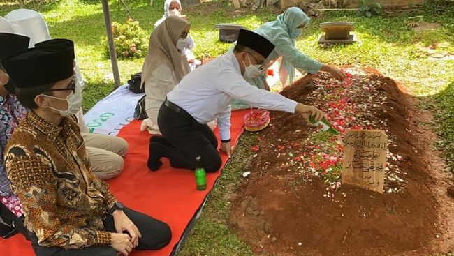 Bupati Anas Ziarah ke Makam Syekh Ali Jaber Bupati Anas Ziarah ke Makam Syekh Ali Jaber