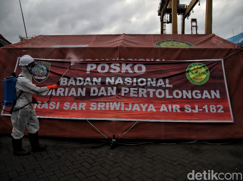 Cegah Corona, Posko Darurat Sriwijaya Air di JICT Disemprot Disinfektan Cegah Corona, Posko Darurat Sriwijaya Air di JICT Disemprot Disinfektan