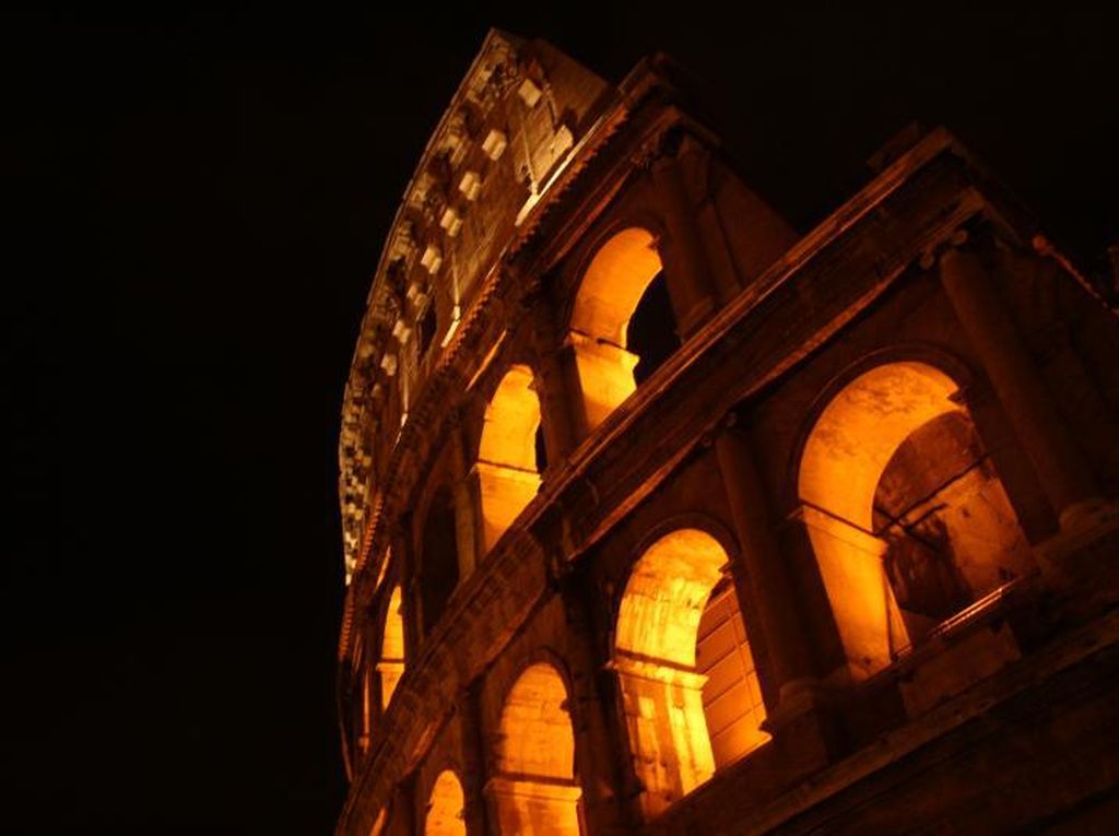 Colosseum Roma Saat Malam Hari, Oh Indahnya...