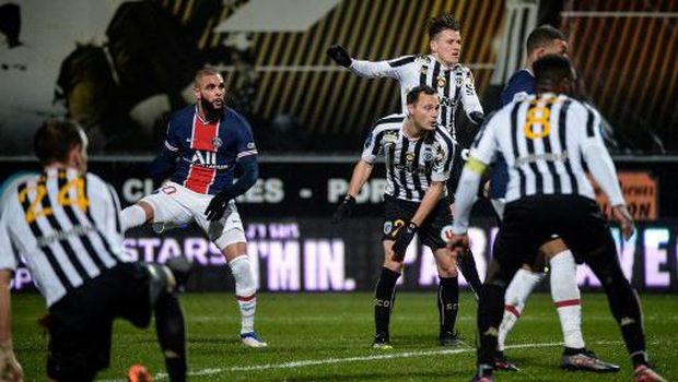 Paris Saint-Germain's French defender Layvin Kurzawa (L) reacts as he scores a goal during the French L1 football match between Angers (SCO) and Paris Saint-Germain (PSG) at the Raymond Kopa Stadium in Angers, western France, on January 16, 2021. (Photo by JEAN-FRANCOIS MONIER / AFP)