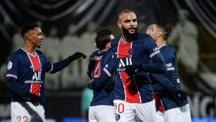 FBL-FRA-LIGUE1-ANGERS-PSG Paris Saint-Germains French defender Layvin Kurzawa (R) celebrates after scoring a goal during the French L1 football match between Angers (SCO) and Paris Saint-Germain (PSG) at the Raymond Kopa Stadium in Angers, western France, on January 16, 2021. (Photo by JEAN-FRANCOIS MONIER / AFP)