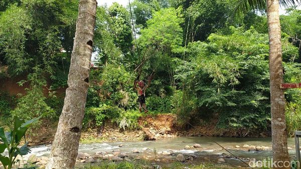 Foto Uji Nyali Seru di Ciamis, Naik Flying Fox di Atas Sungai