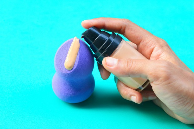 Lebih tipis dan memasukkan unsur skincare dan skin treatment.