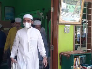 Menantu Habib Rizieq Datang Berziarah ke Makam Habib Ali bin Assegaf Menantu Habib Rizieq Datang Berziarah ke Makam Habib Ali bin Assegaf