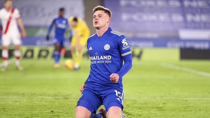 LEICESTER, ENGLAND - JANUARY 16: Harvey Barnes of Leicester City celebrates after scoring their teams second goal during the Premier League match between Leicester City and Southampton at The King Power Stadium on January 16, 2021 in Leicester, England. Sporting stadiums around England remain under strict restrictions due to the Coronavirus Pandemic as Government social distancing laws prohibit fans inside venues resulting in games being played behind closed doors. (Photo by Alex Pantling/Getty Images)