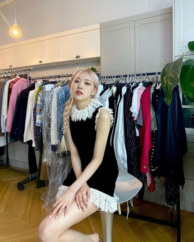 Idol kpop wanita berambut pirang/ foto: instagram.com/roses_are_rosie/ Idol kpop wanita berambut pirang