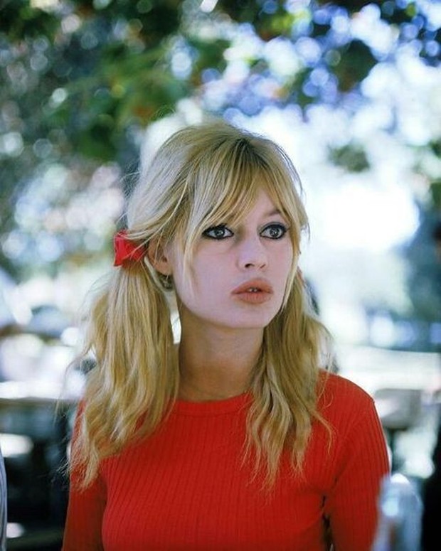 Instagram.com/retrobombshells Membuat tampilan menjadi lebih feminim, riang, dan cute.