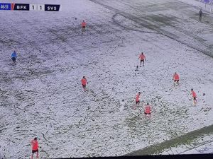 Lapangan Diselimuti Salju, Jersey Warna Putih... Kelihatan Tuh?