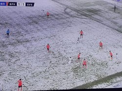 Lapangan Diselimuti Salju, Jersey Warna Putih... Kelihatan Tuh?