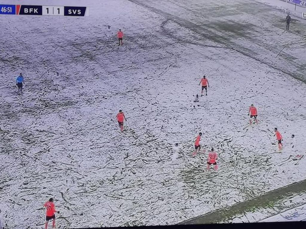 Lapangan Diselimuti Salju, Jersey Warna Putih... Kelihatan Tuh? Lapangan Diselimuti Salju, Jersey Warna Putih... Kelihatan Tuh?