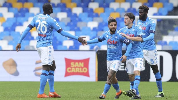 Napoli's Lorenzo Insigne, second from right, celebrates after scoring his side's first goal during the serie A soccer match between Napoli and Fiorentina at the Diego Armando Maradona stadium in Naples, Italy, Sunday, Jan. 17, 2021.  (Alessandro Garofalo/LaPresse via AP)