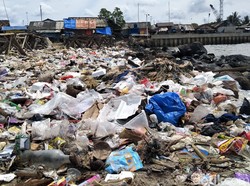 Butuh Ratusan Truk untuk Angkut Sampah di Pantai Labuan Pandeglang