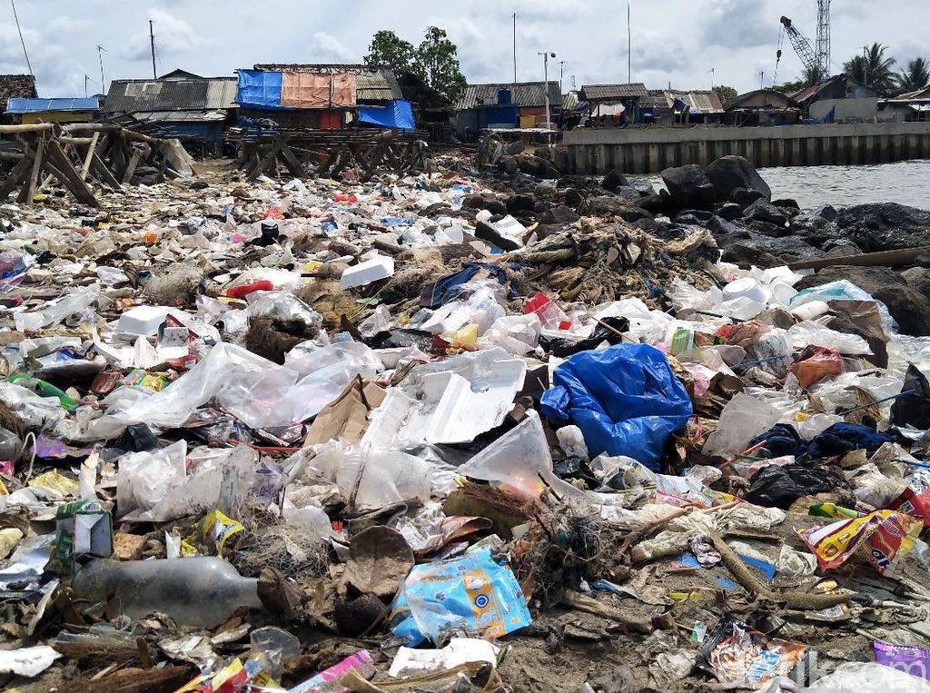 Butuh Ratusan Truk untuk Angkut Sampah di Pantai Labuan Pandeglang Butuh Ratusan Truk untuk Angkut Sampah di Pantai Labuan Pandeglang