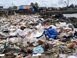 Butuh Ratusan Truk untuk Angkut Sampah di Pantai Labuan Pandeglang Butuh Ratusan Truk untuk Angkut Sampah di Pantai Labuan Pandeglang