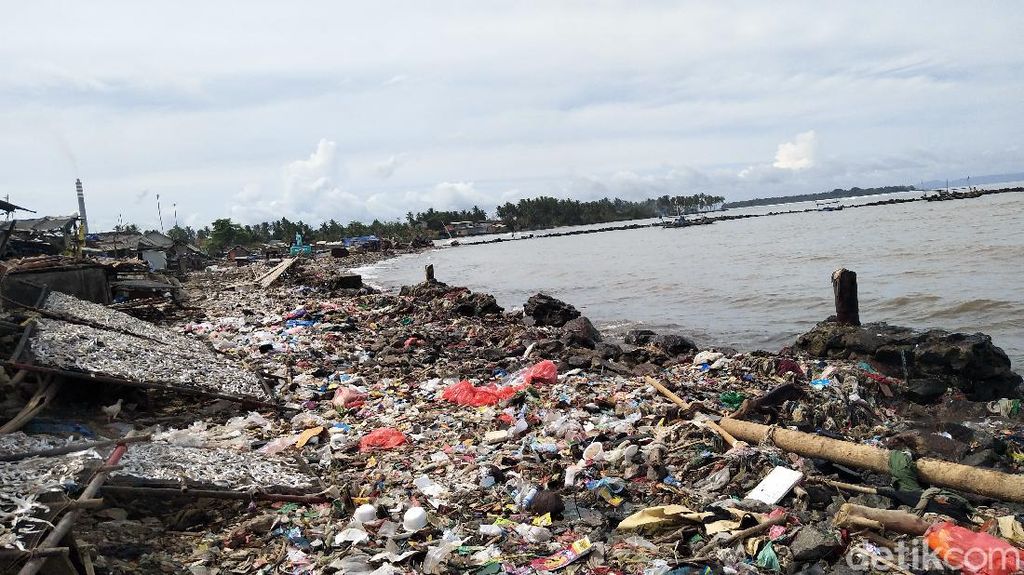 Jorok! Sampah Menumpuk di Sepanjang Pantai Labuan Banten