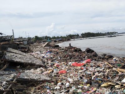 Jorok! Sampah Menumpuk di Sepanjang Pantai Labuan Banten