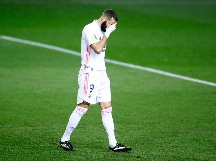 MALAGA, SPAIN - JANUARY 14: Karim Benzema of Real Madrid reacts after his side concede their first goal during the Supercopa de Espana Semi Final match between Real Madrid and Athletic Club at Estadio La Rosaleda on January 14, 2021 in Malaga, Spain. Sporting stadiums around Spain remain under strict restrictions due to the Coronavirus Pandemic as Government social distancing laws prohibit fans inside venues resulting in games being played behind closed doors. (Photo by Fran Santiago/Getty Images)