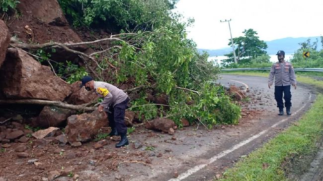 Tanah Longsor di Dompu NTB, Lalu Lintas Tersendat Tanah Longsor di Dompu NTB, Lalu Lintas Tersendat
