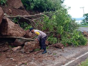 Tanah Longsor di Dompu NTB, Lalu Lintas Tersendat