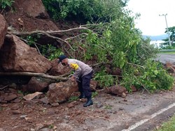 Tanah Longsor di Dompu NTB, Lalu Lintas Tersendat