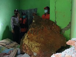 Longsor Batu Raksasa Hancurkan Dua Rumah Warga Pacitan