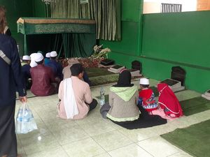 Makam Habib Ali Didatangi Peziarah, Ini Langkah Pengelola Cegah Kerumunan Makam Habib Ali Didatangi Peziarah, Ini Langkah Pengelola Cegah Kerumunan