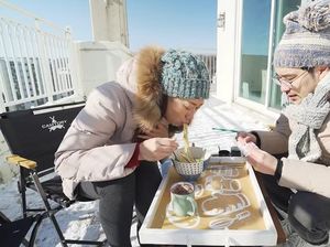 Begini Sensasi Makan Indomie Di Tengah Salju Korea