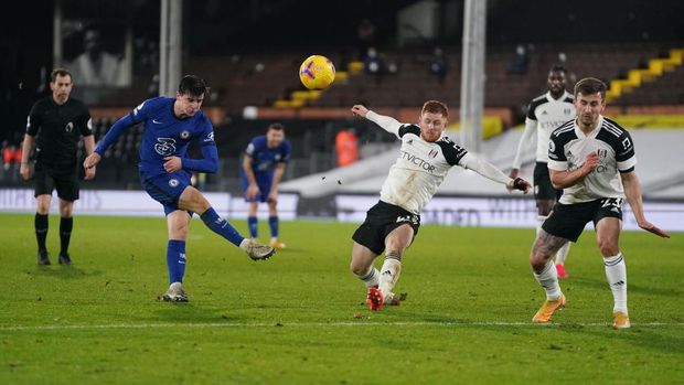 LONDON, ENGLAND - JANUARY 16:  Mason Mount of Chelsea takes a shot on goal during the Premier League match between Fulham and Chelsea at Craven Cottage on January 16, 2021 in London, England. Sporting stadiums around England remain under strict restrictions due to the Coronavirus Pandemic as Government social distancing laws prohibit fans inside venues resulting in games being played behind closed doors. (Photo by John Walton - Pool/Getty Images)