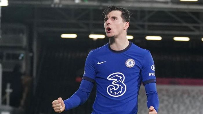 Mason Mount LONDON, ENGLAND - JANUARY 16: Mason Mount of Chelsea celebrates after scoring their sides first goal during the Premier League match between Fulham and Chelsea at Craven Cottage on January 16, 2021 in London, England. Sporting stadiums around England remain under strict restrictions due to the Coronavirus Pandemic as Government social distancing laws prohibit fans inside venues resulting in games being played behind closed doors. (Photo by John Walton - Pool/Getty Images)