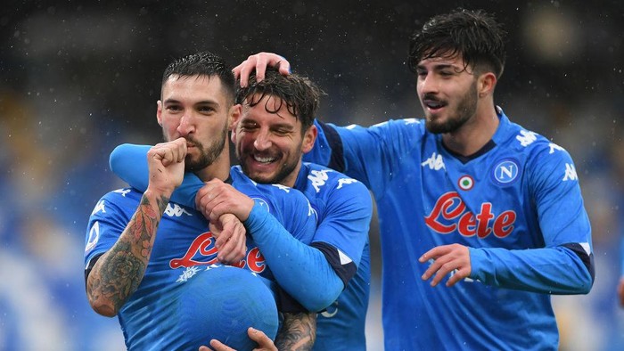 NAPLES, ITALY - JANUARY 17: Matteo Politano of S.S.C. Napoli celebrates with teammates Dries Mertens and Antonio Cioffi after scoring their teams sixth goal during the Serie A match between SSC Napoli and ACF Fiorentina at Stadio Diego Armando Maradona on January 17, 2021 in Naples, Italy. Sporting stadiums around Italy remain under strict restrictions due to the Coronavirus Pandemic as Government social distancing laws prohibit fans inside venues resulting in games being played behind closed doors. (Photo by Francesco Pecoraro/Getty Images)