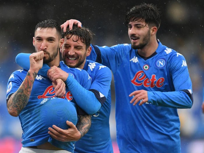 NAPLES, ITALY - JANUARY 17: Matteo Politano of S.S.C. Napoli celebrates with teammates Dries Mertens and Antonio Cioffi after scoring their teams sixth goal during the Serie A match between SSC Napoli and ACF Fiorentina at Stadio Diego Armando Maradona on January 17, 2021 in Naples, Italy. Sporting stadiums around Italy remain under strict restrictions due to the Coronavirus Pandemic as Government social distancing laws prohibit fans inside venues resulting in games being played behind closed doors. (Photo by Francesco Pecoraro/Getty Images)
