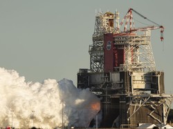 NASA Uji Coba Roket Raksasa Pembawa Astronaut ke Bulan