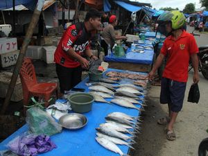 Pasar Tradisional di Mamuju Kembali Bergeliat Pasca Gempa
