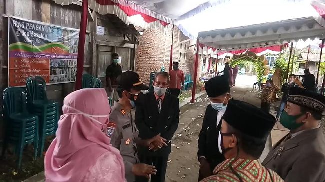 Timbulkan Kerumunan, Pesta Nikah Warga Ngawi Dibubarkan Satgas Corona Timbulkan Kerumunan, Pesta Nikah Warga Ngawi Dibubarkan Satgas Corona