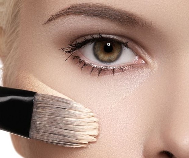 Ada beberapa metode untuk mengaplikasikan BB cream ke wajah.