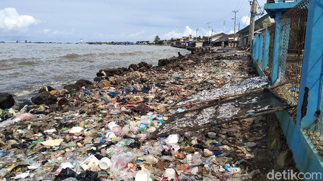 Sampah Dibiarkan Menumpuk di Pantai Labuan Pandeglang Sampah Dibiarkan Menumpuk di Pantai Labuan Pandeglang