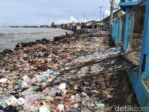 Sampah Pantai Labuan Menumpuk, DPRD Pandeglang: Harus Ada Sanksi Tegas