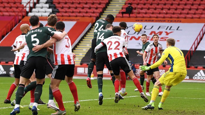 SHEFFIELD, ENGLAND - JANUARY 17: Serge Aurier of Tottenham Hotspur scores their sides first goal past Aaron Ramsdale of Sheffield United during the Premier League match between Sheffield United and Tottenham Hotspur at Bramall Lane on January 17, 2021 in Sheffield, England. Sporting stadiums around England remain under strict restrictions due to the Coronavirus Pandemic as Government social distancing laws prohibit fans inside venues resulting in games being played behind closed doors. (Photo by Stu Forster/Getty Images)