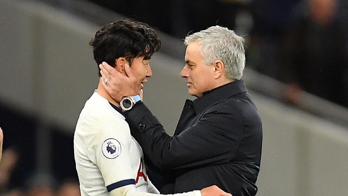 LONDON, ENGLAND - DECEMBER 07: Jose Mourinho, Manager of Tottenham Hotspur embraces Heung-Min Son of Tottenham Hotspur following victory in the Premier League match between Tottenham Hotspur and Burnley FC at Tottenham Hotspur Stadium on December 07, 2019 in London, United Kingdom. (Photo by Justin Setterfield/Getty Images)
