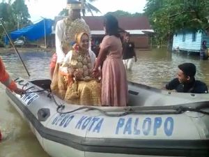 Sungai di Sulsel Meluap, Sepasang Pengantin Dievakuasi Pakai Perahu Karet