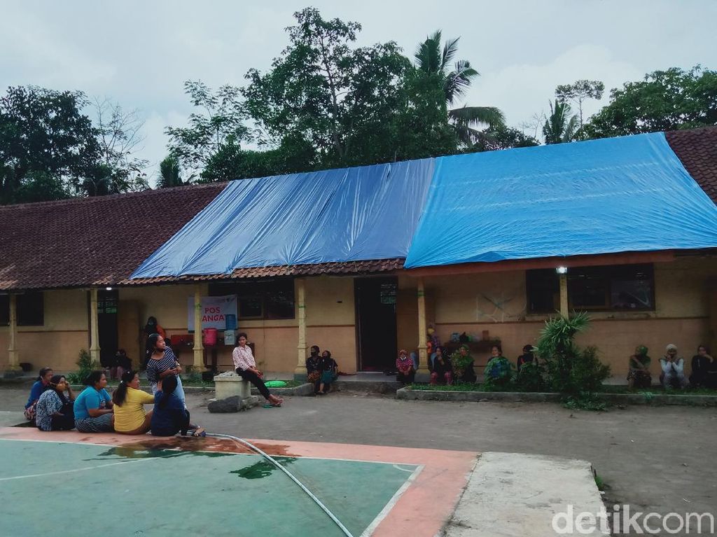Rekomendasi Berubah, Warga KRB 3 Merapi di Klaten Tetap di Pengungsian Rekomendasi Berubah, Warga KRB 3 Merapi di Klaten Tetap di Pengungsian
